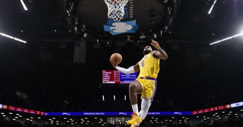 Lakers' LeBron James dunks against the Nets in an NBA game, New York City, U.S., Jan. 25, 2022. (AFP Photo)