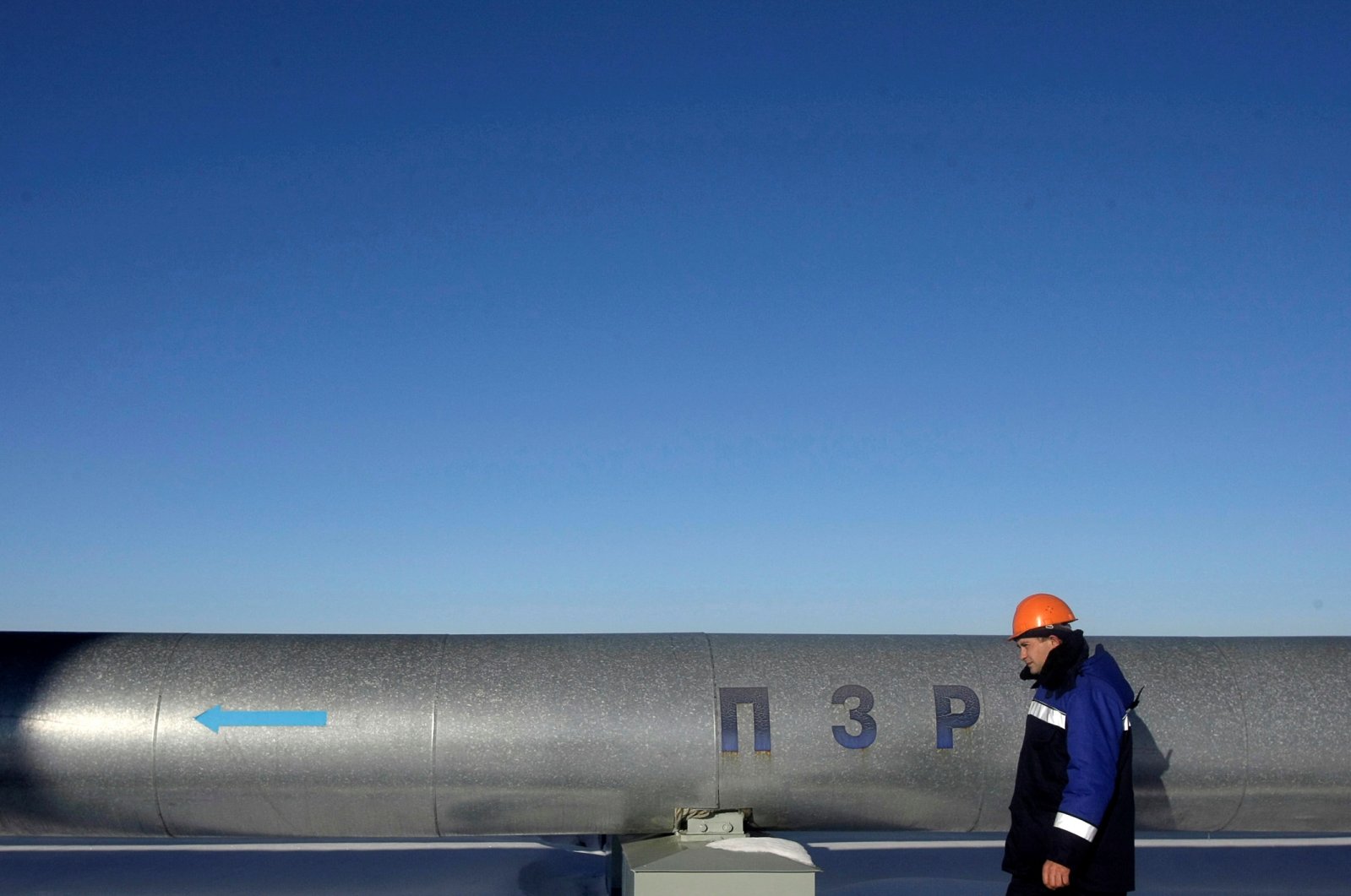 An employee walks at Russian gas export monopoly Gazprom&#039;s Sudzha pumping station, Kursk Oblast, Russia, Jan. 13, 2009. (Reuters Photo)