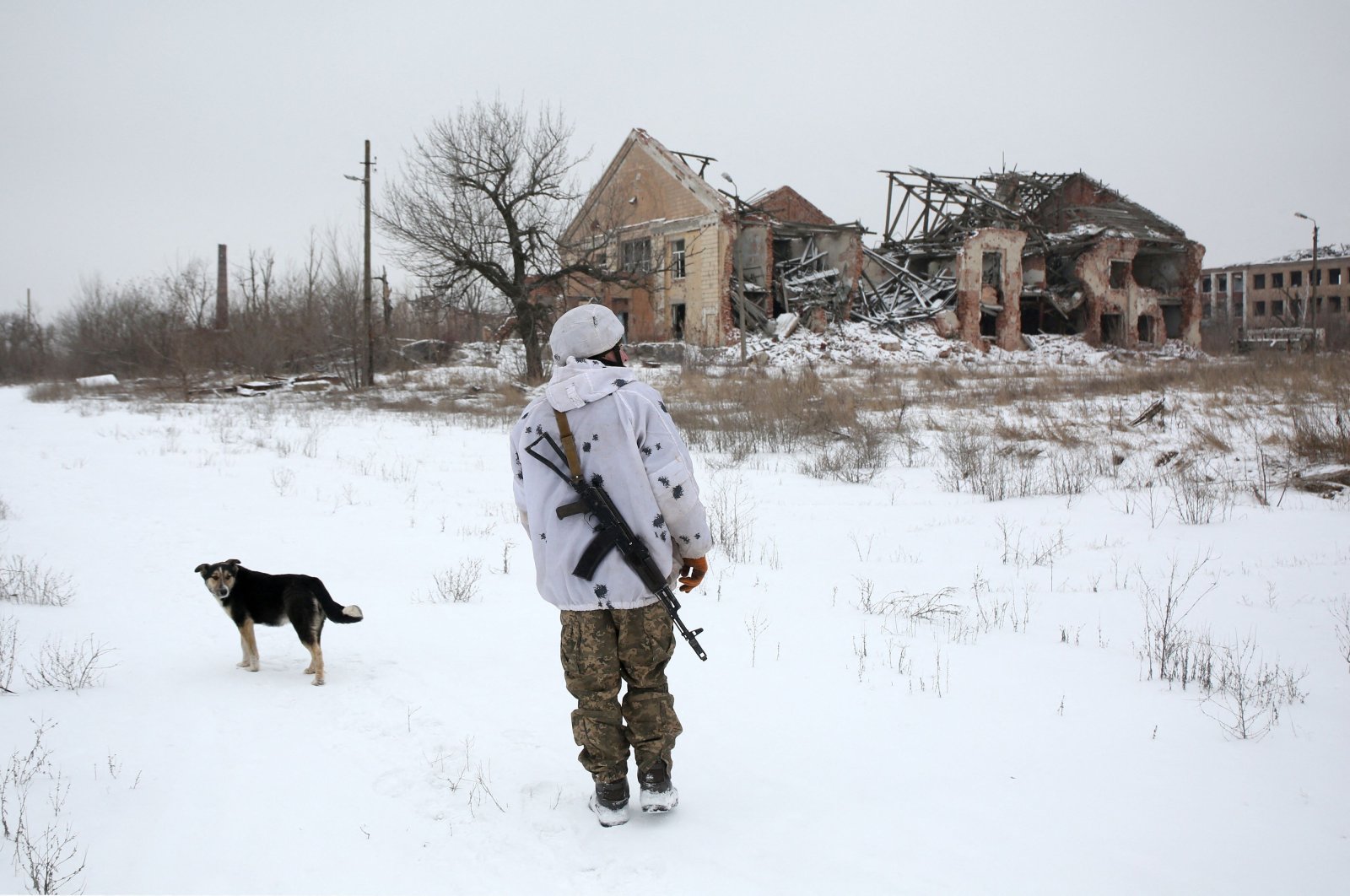 A Ukrainian officer walks in the village of Pesli, in eastern Ukraine&#039;s self-proclaimed Donetsk People&#039;s Republic (DPR), close to the frontline with Russia-backed separatists, Jan. 25, 2022. (AFP Photo)