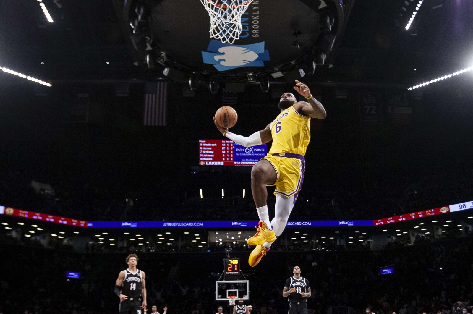 Lakers&#039; LeBron James dunks against the Nets in an NBA game, New York City, U.S., Jan. 25, 2022. (AFP Photo)