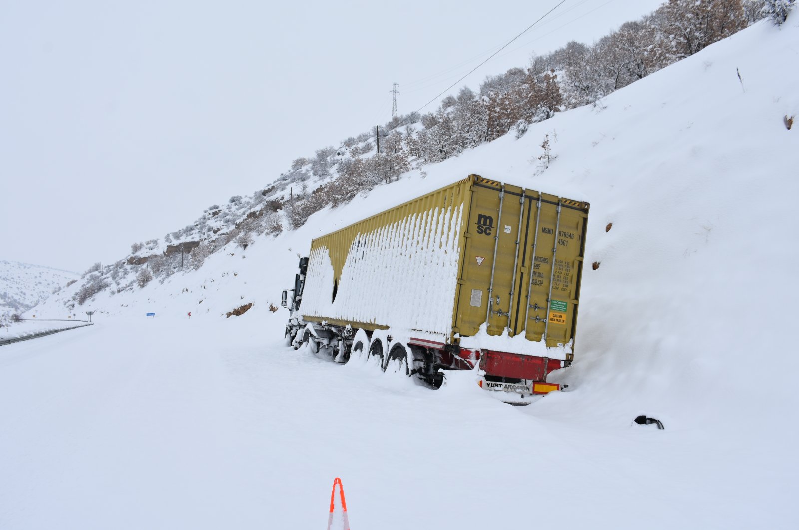 A truck is stranded on a snow-covered road linking the eastern provinces of Malatya and Adıyaman, in Malatya, eastern Turkey, Jan. 26, 2022. (AA PHOTO)