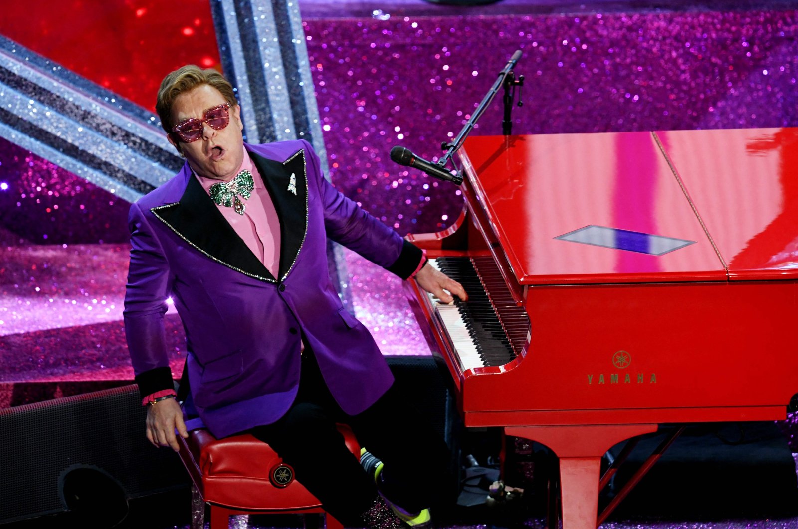 Elton John terpaksa menunda pertunjukan setelah tes positif COVID-19