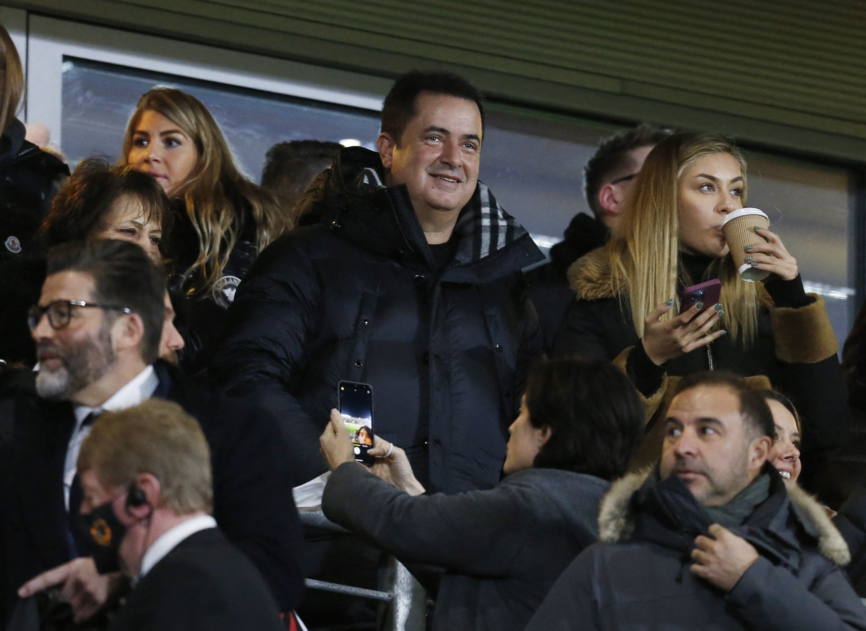 Bos media Turki dan pemilik Hull City Acun Ilıcalı (tengah) terlihat di tribun penonton saat pertandingan Piala FA melawan Everton, Hull, Inggris, 8 Januari 2022. (Foto Reuters)
