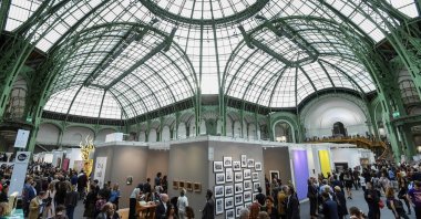 This file photograph shows visitors at the Paris International Contemporary Art Fair (Foire Internationale d'Art Contemporain - FIAC) at The Grand Palais, in Paris, Oct. 18, 2017, (AFP Photo)