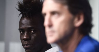 Italy forward Mario Balotelli (L) and head coach Roberto Mancini give a press conference in Vinovo, Italy, June 03, 2018. (AFP Photo)