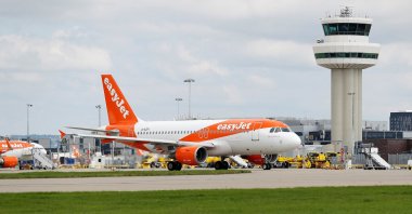An easyJet Airbus plane taxis close to the northern runway at Gatwick Airport in Crawley, Britain, Aug. 25, 2021. (Reuters Photo)