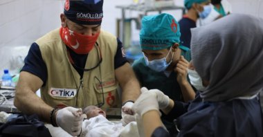 Doctors volunteering for TİKA examine a baby at a hospital in Tessaoua, Niger, Dec. 15, 2021. (COURTESY OF TIKA)