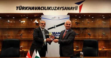 Turkish Aerospace Industries CEO Temel Kotil (R) and an oficial from Pakistani institution SUPARCO sign a cooperation agreement, Istanbul, Turkey, Jan. 26, 2022. (Twitter account of TAI)