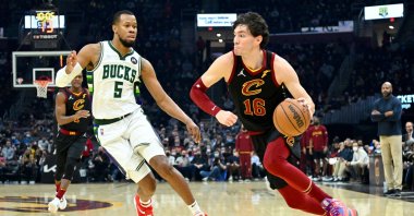 Cavaliers Turkish star Cedi Osman (R) drives to the basket around Bucks Rodney Hood during an NBA game, Cleveland, Ohio, Jan. 26, 2022. (AFP Photo)