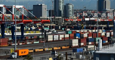 A truck carries a shipping container at the Port of Long Beach in Long Beach, California, U.S., Jan. 11, 2022. (AFP Photo)
