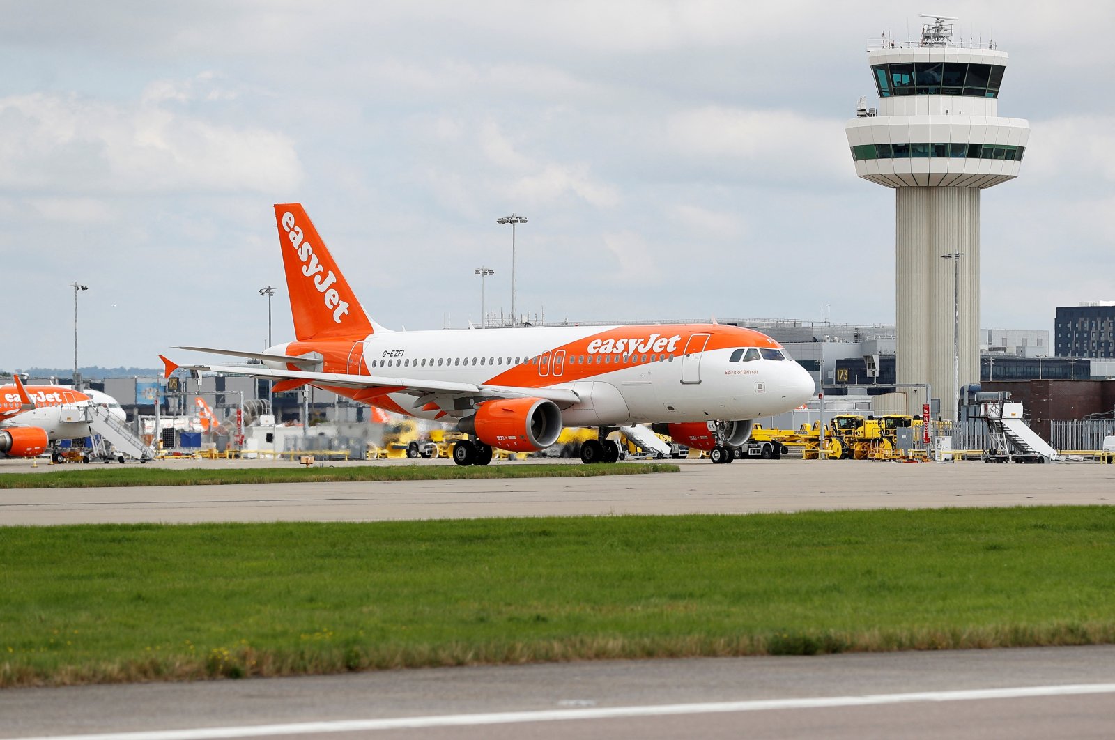 An easyJet Airbus plane taxis close to the northern runway at Gatwick Airport in Crawley, Britain, Aug. 25, 2021. (Reuters Photo)