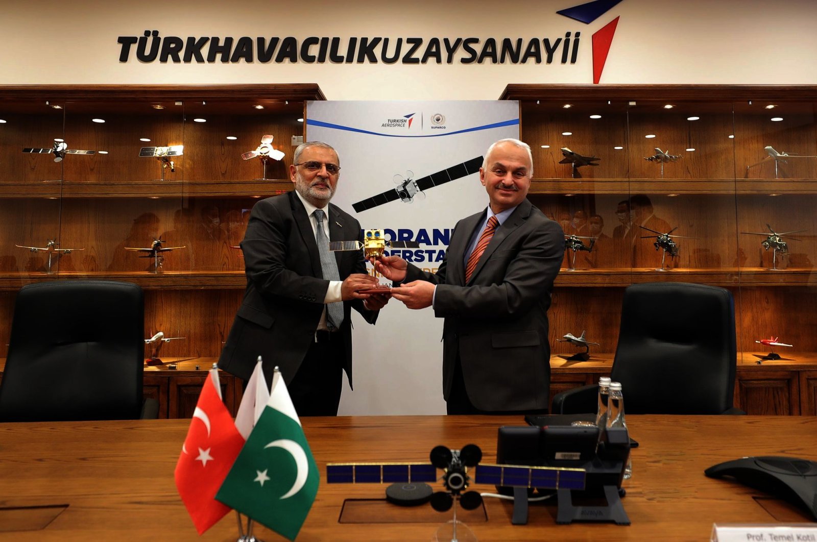 Turkish Aerospace Industries CEO Temel Kotil (R) and an oficial from Pakistani institution SUPARCO sign a cooperation agreement, Istanbul, Turkey, Jan. 26, 2022. (Twitter account of TAI)