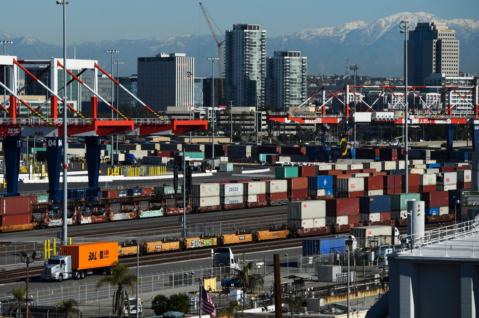 A truck carries a shipping container at the Port of Long Beach in Long Beach, California, U.S., Jan. 11, 2022. (AFP Photo)