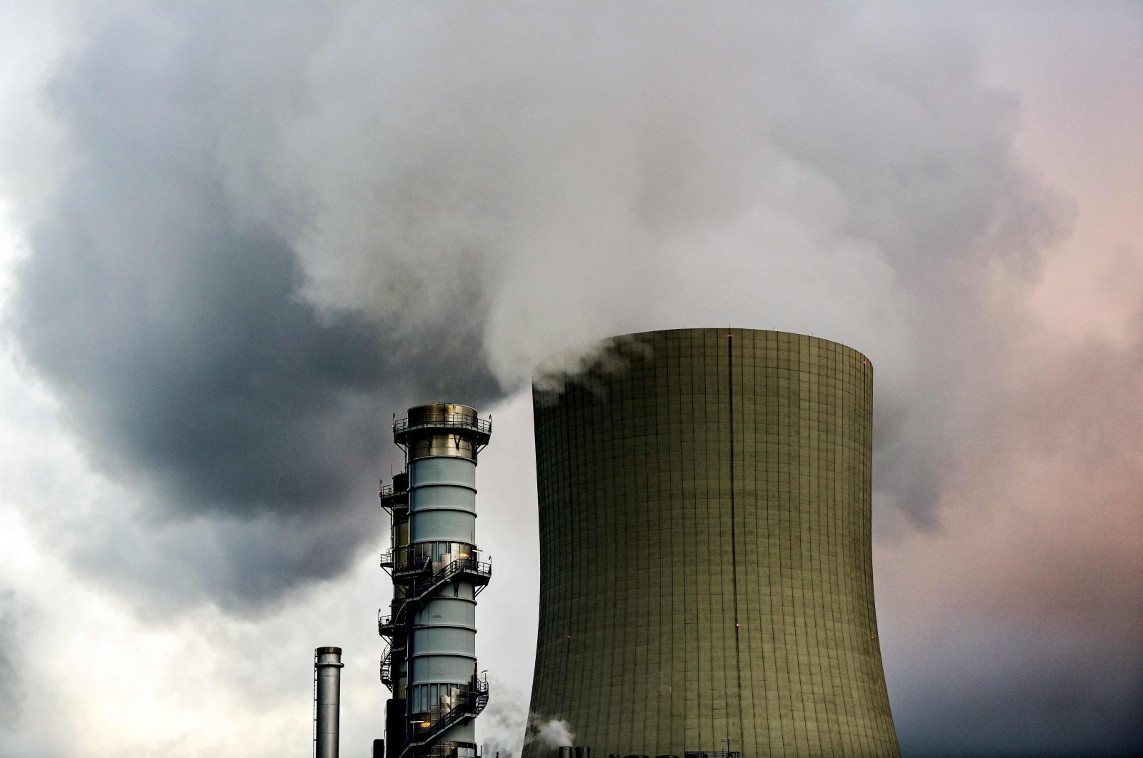 A view shows the cooling tower of a gas-fired power plant in Lingen, western Germany, Jan. 12, 2022. (AFP Photo)