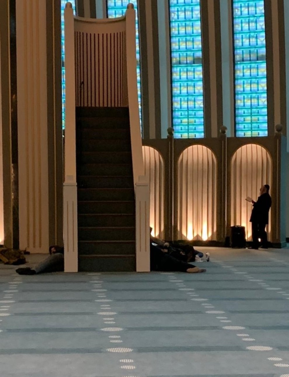 Rabi Israel Elbaum berdoa di Masjid Ali Kuşcu di mana dia bermalam setelah dibawa ke sana oleh gendarmerie yang menyelamatkannya setelah terjebak selama 10 jam di mobilnya yang terdampar selama hujan salju baru-baru ini di Istanbul, Istanbul, Turki, 27 Januari 2022. (AA Photo )