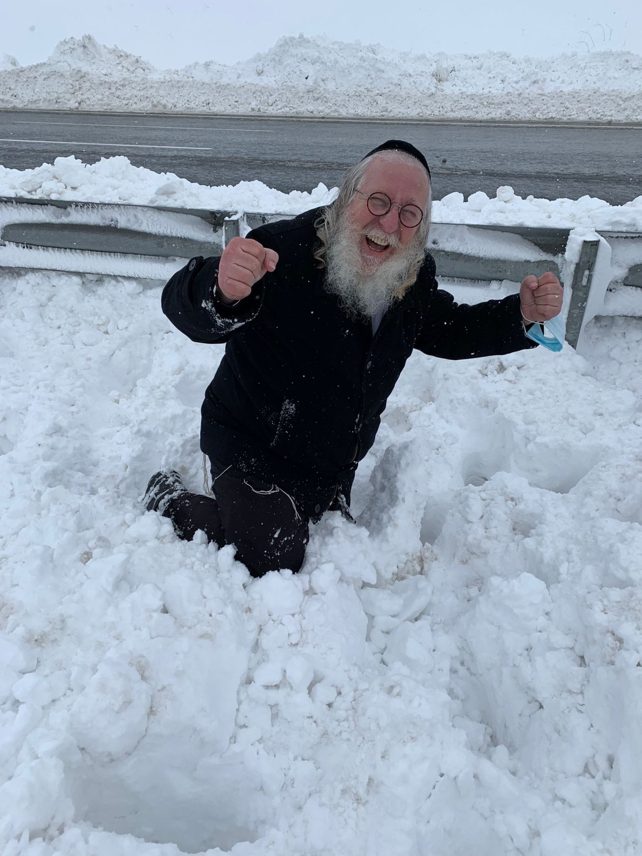 Rabbi Israel Elbaum bersenang-senang di salju saat terdampar di mobilnya selama 10 jam akibat hujan salju di Istanbul baru-baru ini, Istanbul, Turki, 26 Januari 2022. (AA Photo)