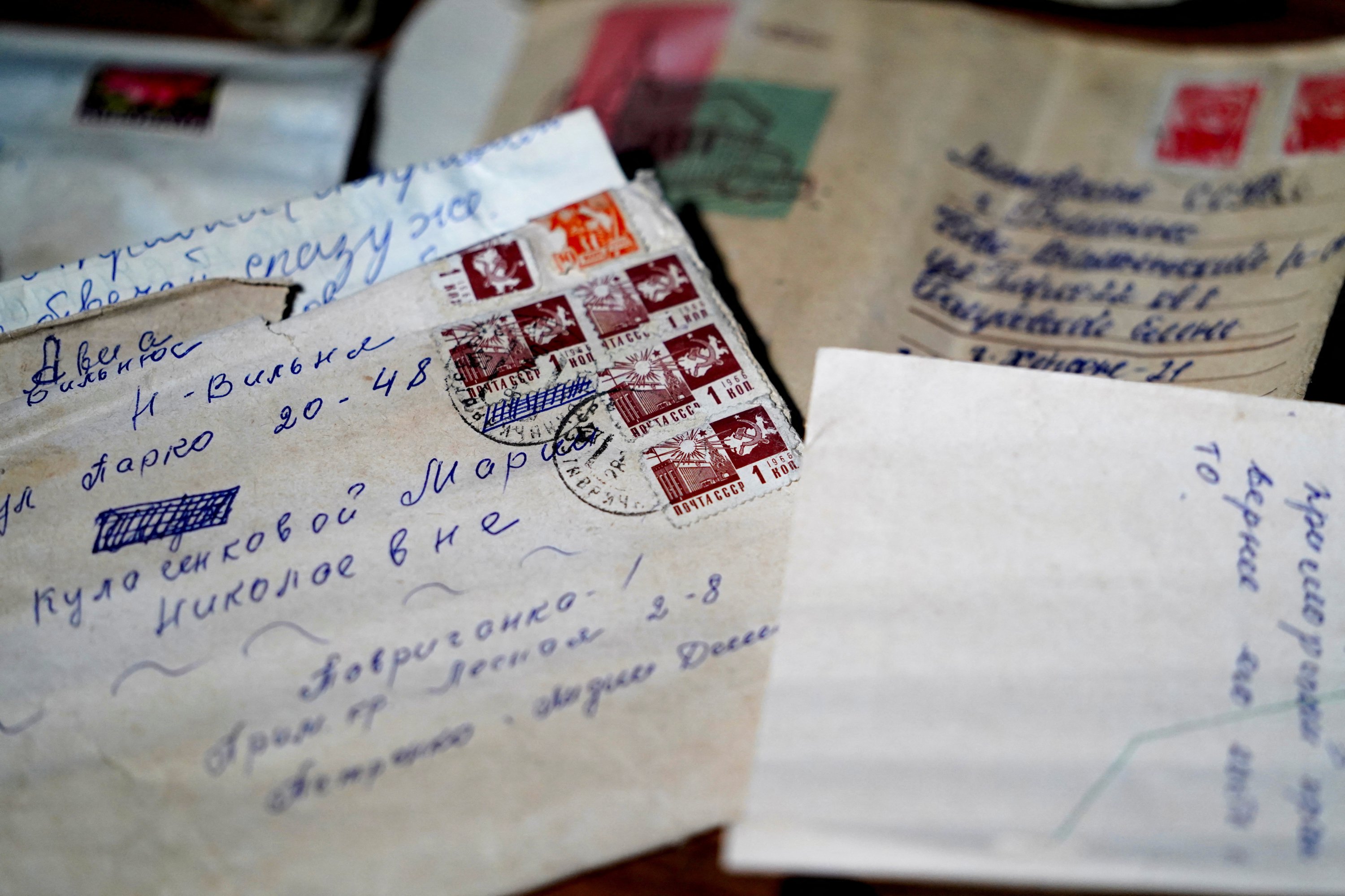 Pemandangan surat yang dikirim sekitar 50 tahun yang lalu melalui layanan Pos Lituania di Vilnius, Lituania, 25 Januari 2022. (Foto Reuters)