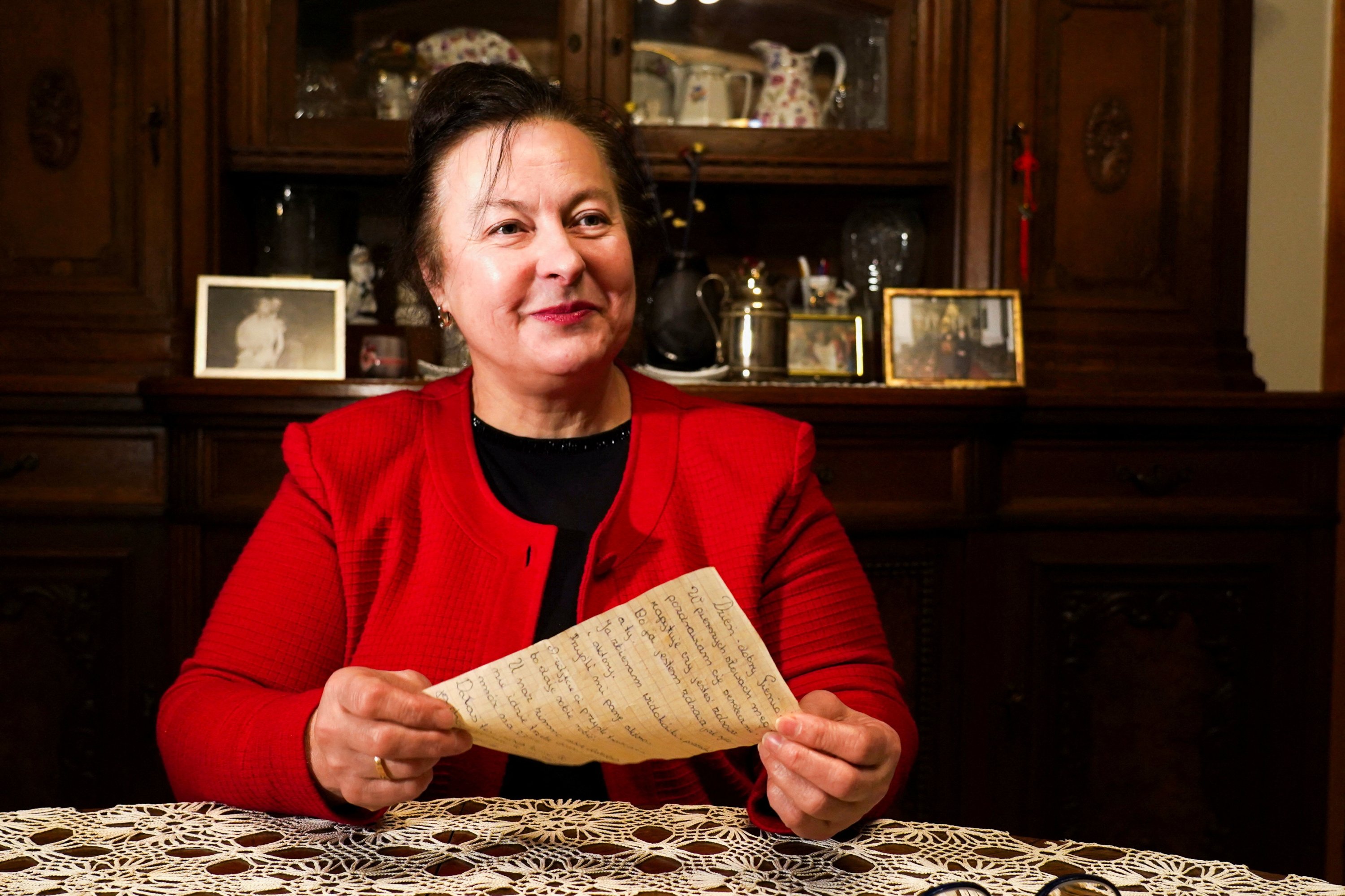 Penerima surat Genowefa Klonowska memegang surat yang diterima sekitar 50 tahun kemudian di Vilnius, Lithuania, 25 Januari 2022. (Foto Reuters)