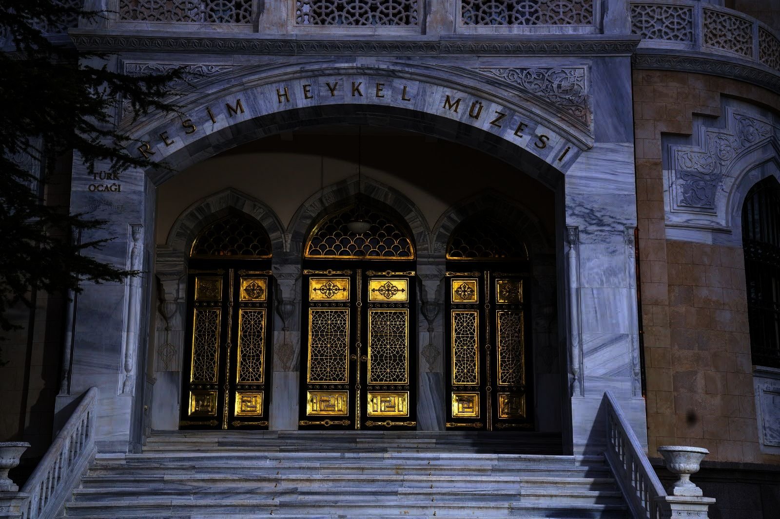 Tampilan jarak dekat dari pintu masuk Museum Seni dan Patung Negara Bagian Ankara.  (Sumber Kementerian Kebudayaan dan Pariwisata)