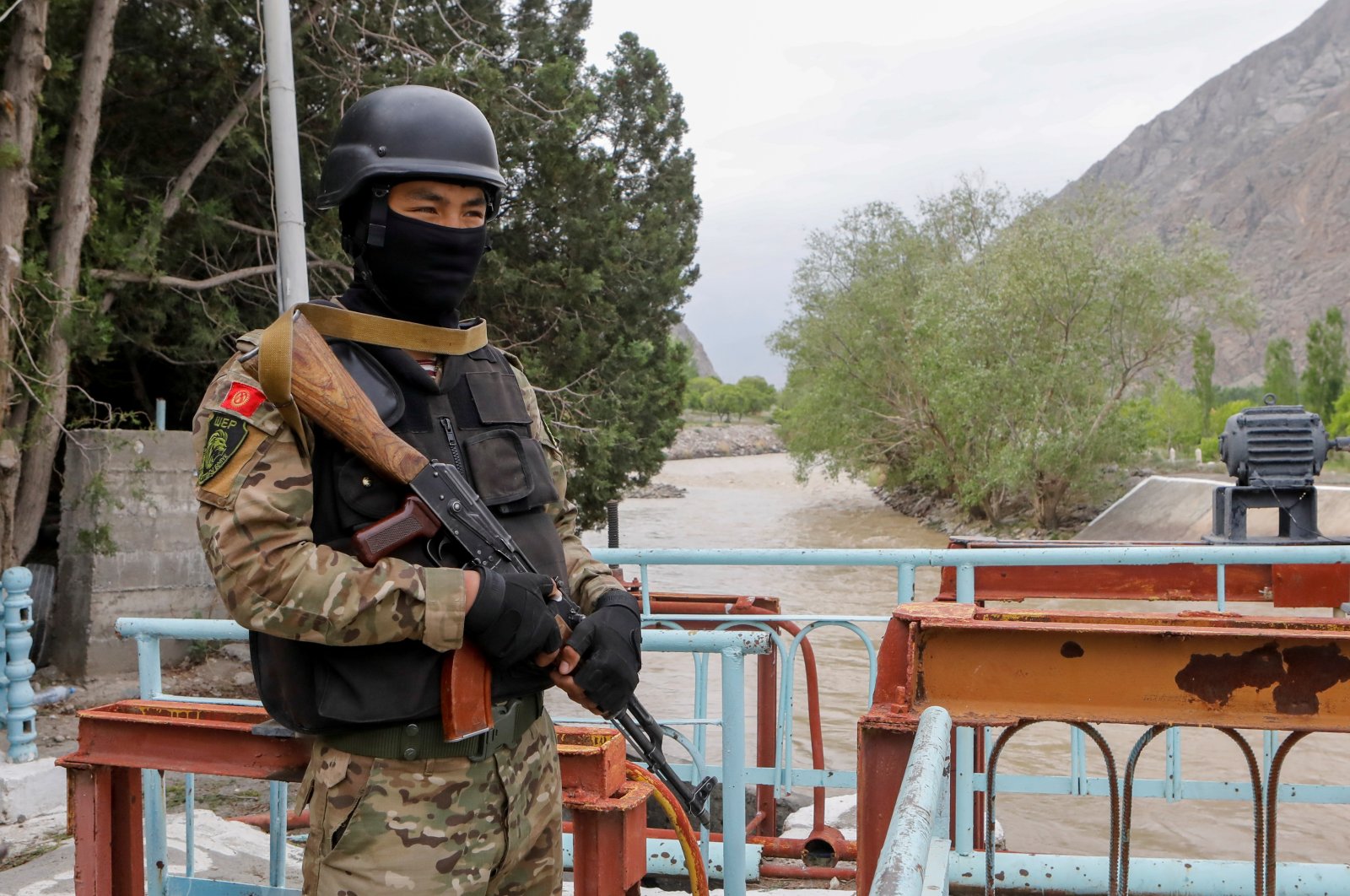 A service member of Kyrgyz special operations forces stands guard near Golovnoi water distribution facility outside the village of Kok-Tash in Batken province, Kyrgyzstan May 5, 2021. (Reuters File Photo)