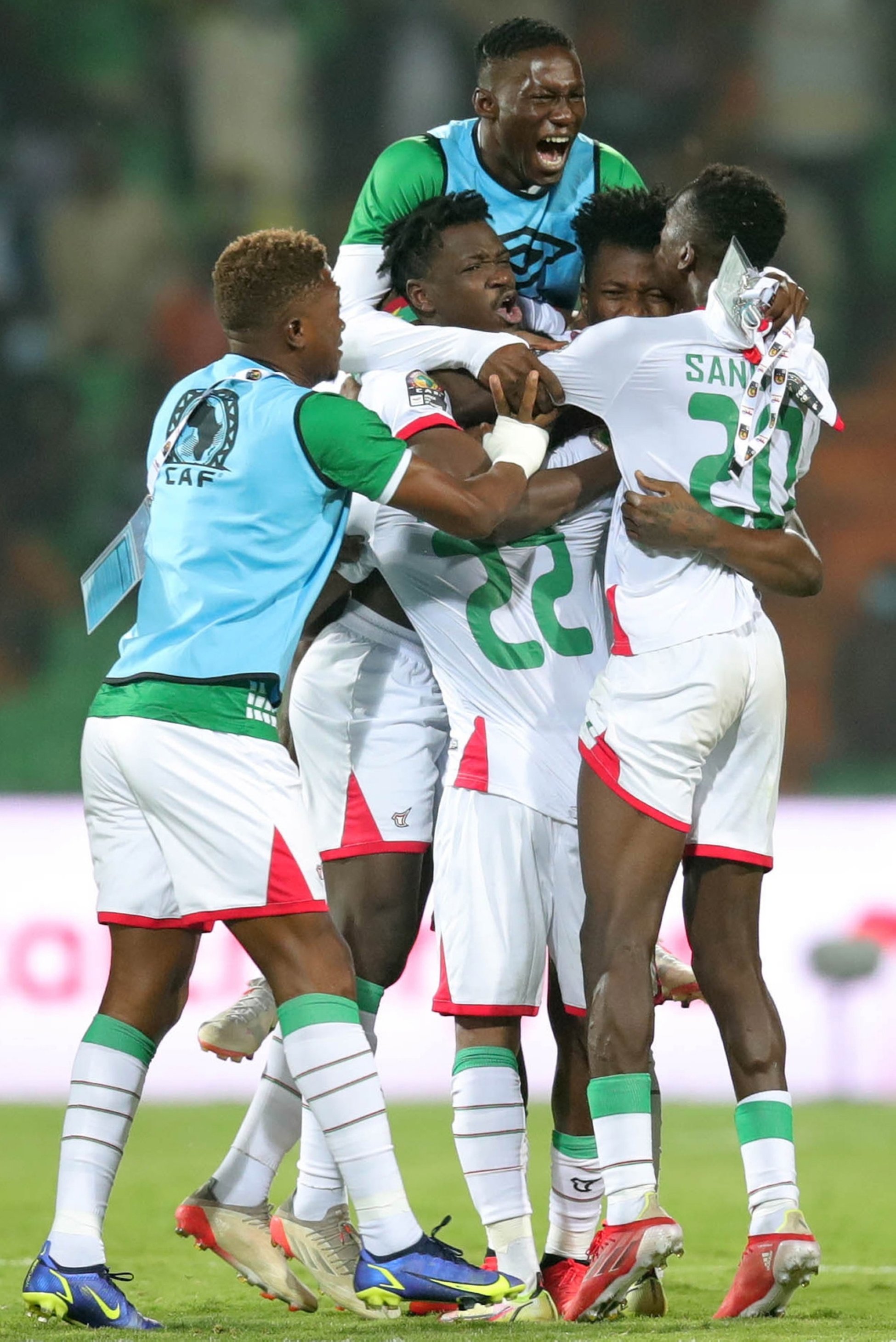 Pemain Burkina Faso merayakan kemenangan dalam pertandingan perempat final AFCON melawan Tunisia, Garoua, Kamerun, 29 Januari 2022. (EPA Photo)