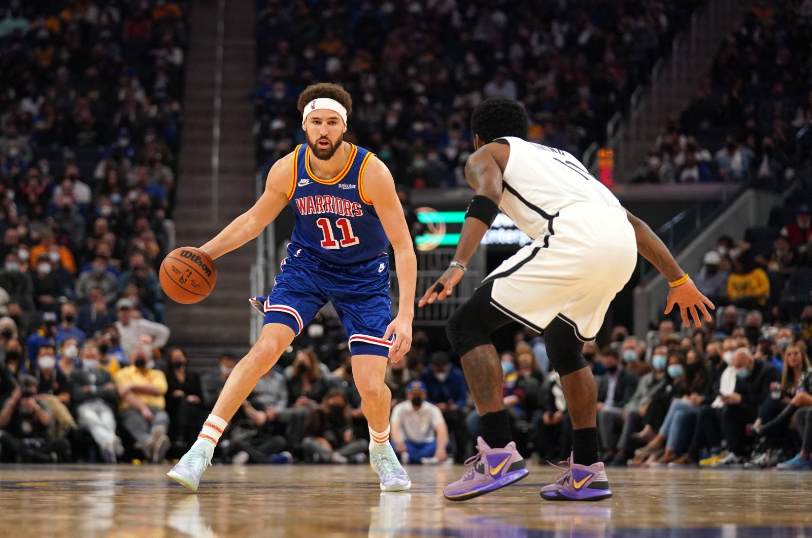 Warriors guard Klay Thompson (L) dribbles the ball against Nets guard Kyrie Irving during an NBA game, San Francisco, California, U.S., Jan. 29, 2022. (Reuters Photo)