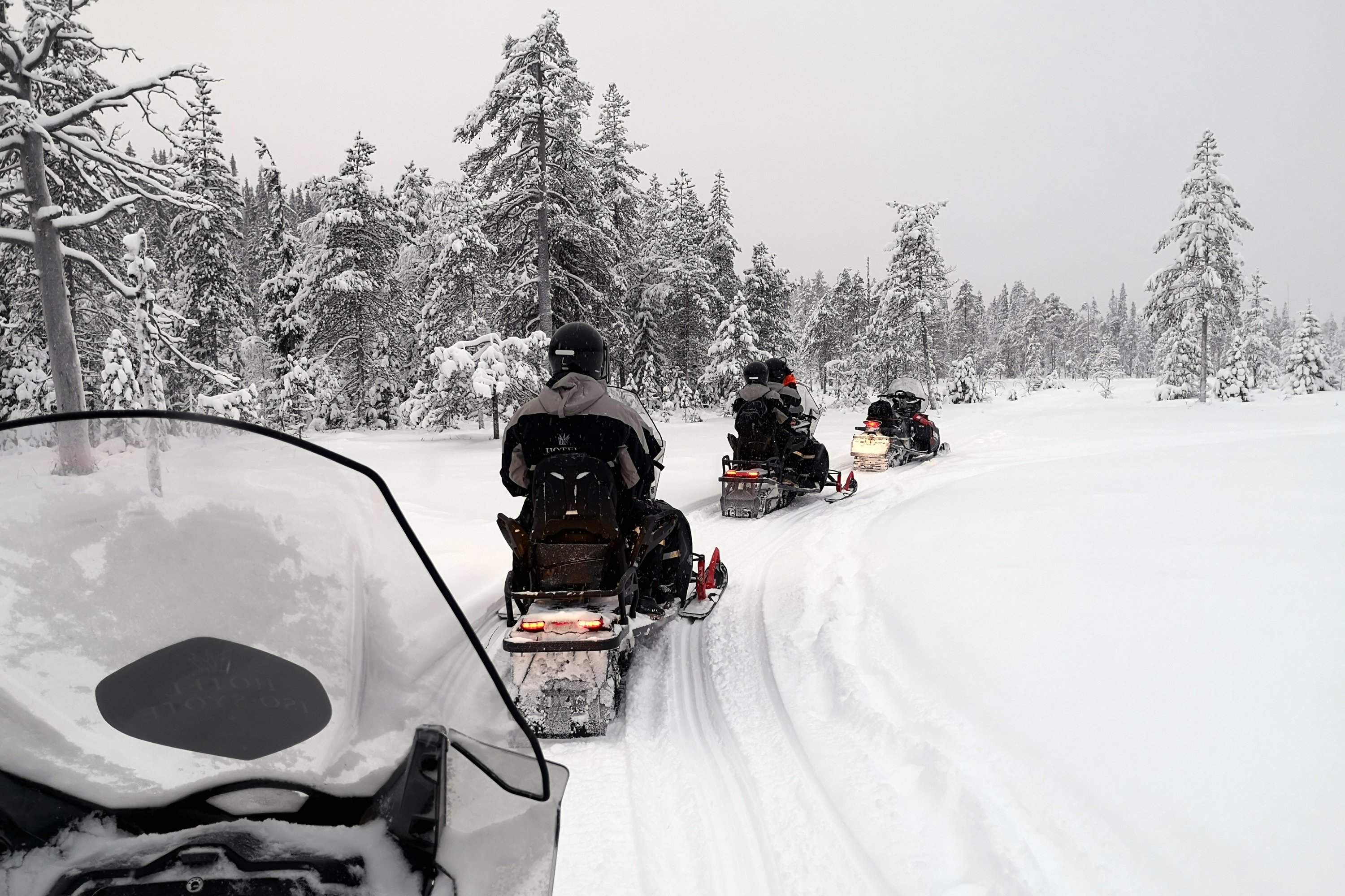 Mobil salju adalah alat transportasi umum di Finlandia utara yang bersalju.  (foto dpa)