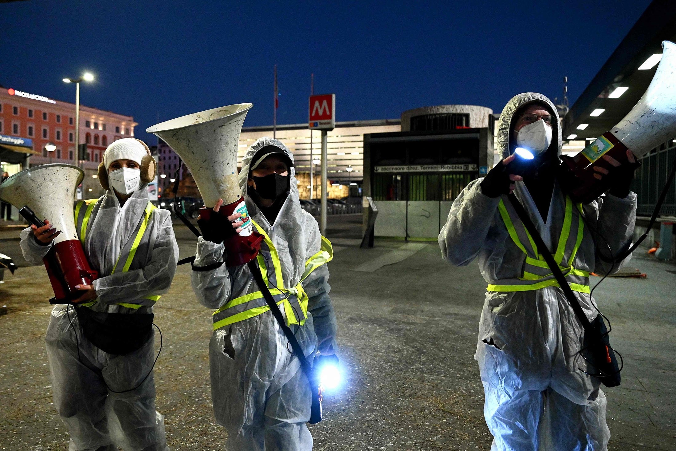 Anggota asosiasi Fauna Urbis melakukan operasi pemindahan jalak musim dingin di Piazza dei Cinquecento oleh stasiun kereta api Termini di pusat kota Roma, Italia, 14 Januari 2022. (AFP Photo)