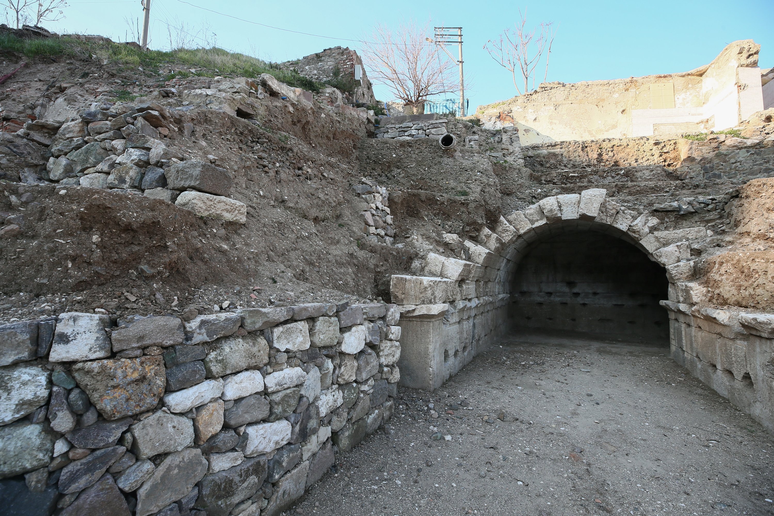 Pemandangan dari lorong berusia 2.000 tahun di teater Smyrna, Izmir, Turki barat, 28 Januari 2022. (AA)