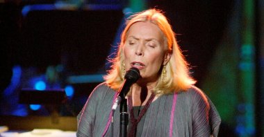 Singer Joni Mitchell performs during the "Stormy Weather" concert in Los Angeles, Calif., U.S., Nov. 14, 2002. (REUTERS)