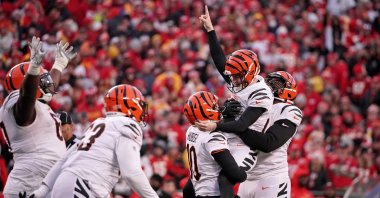 Cincinnati Bengals kicker Evan McPherson (C) and teammates celebrate his game-winning field goal against the Kansas City Chiefs, Kansas City, Missouri, U.S., Jan. 30, 2022. (Reuters Photo)