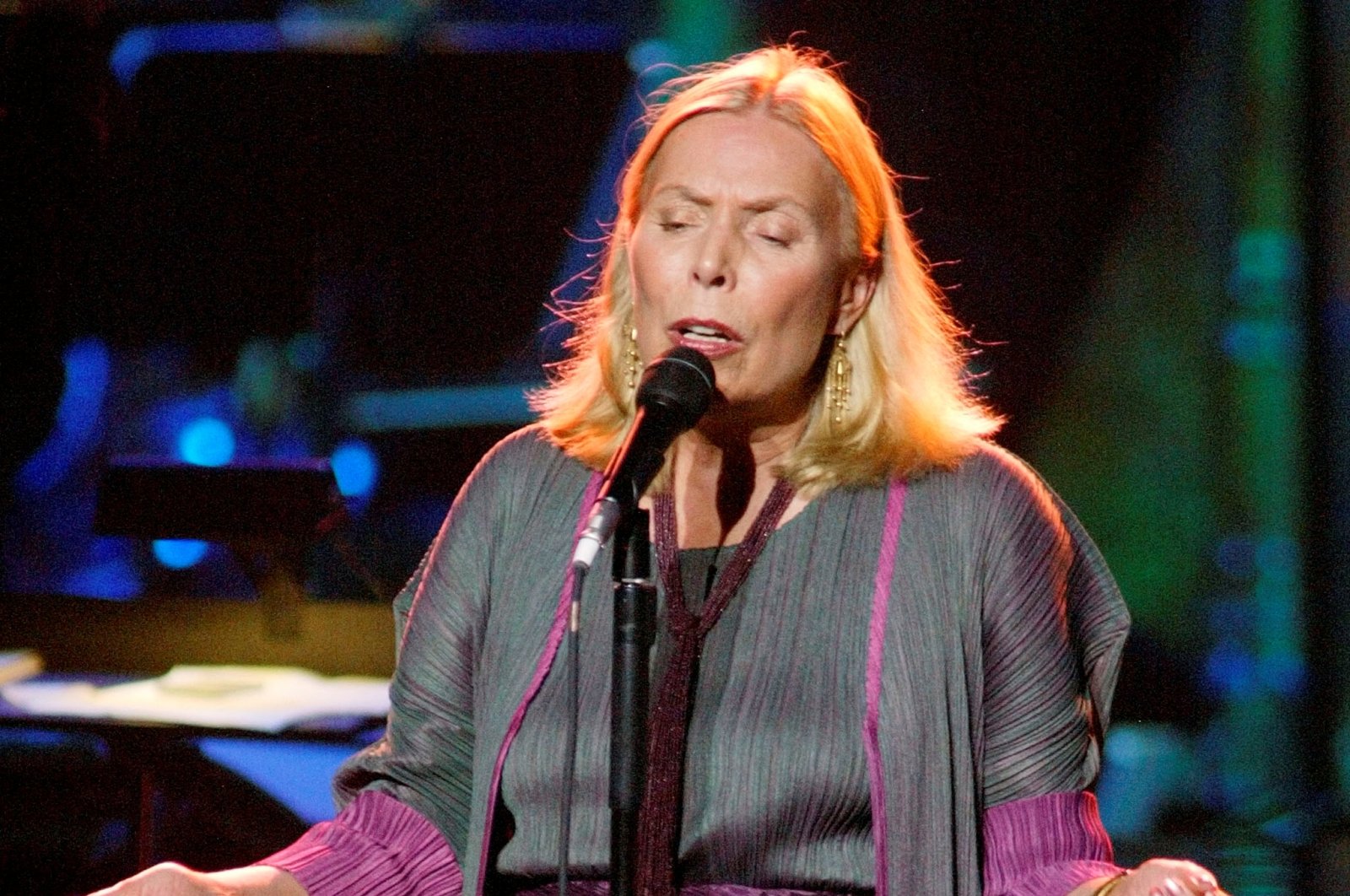 Singer Joni Mitchell performs during the "Stormy Weather" concert in Los Angeles, Calif., U.S., Nov. 14, 2002. (REUTERS)