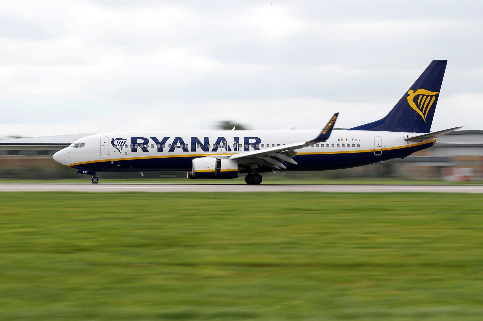 A Ryanair aircraft lands on the southern runway at Gatwick Airport in Crawley, Britain, Aug. 25, 2021. (Reuters Photo)