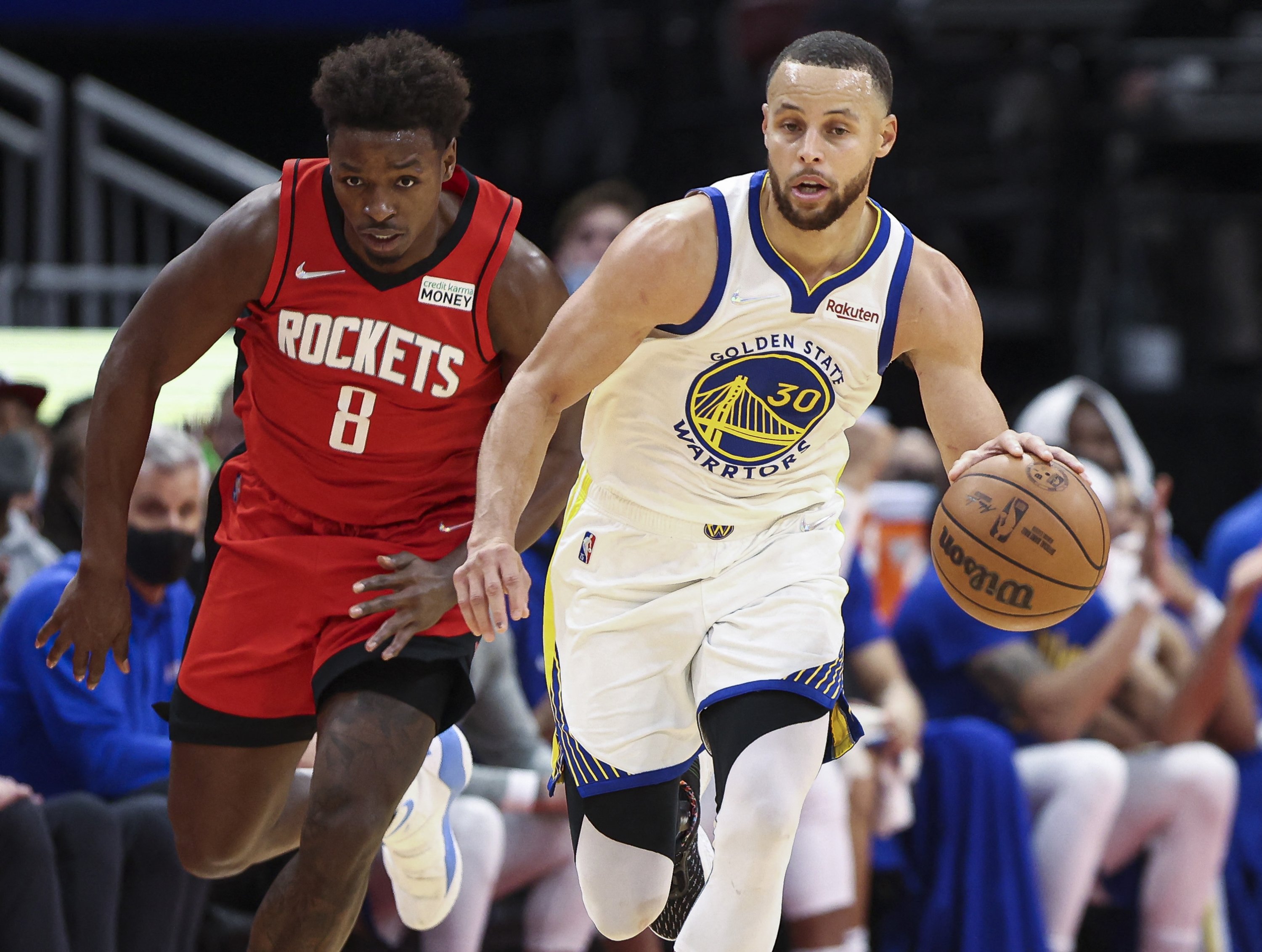 Golden State Warriors guard Stephen Curry (R) drives with the ball as Houston Rockets forward Jae'Sean Tate defends during an NBA game, Houston, Texas, U.S., Jan 31, 2022. (Reuters Photo)