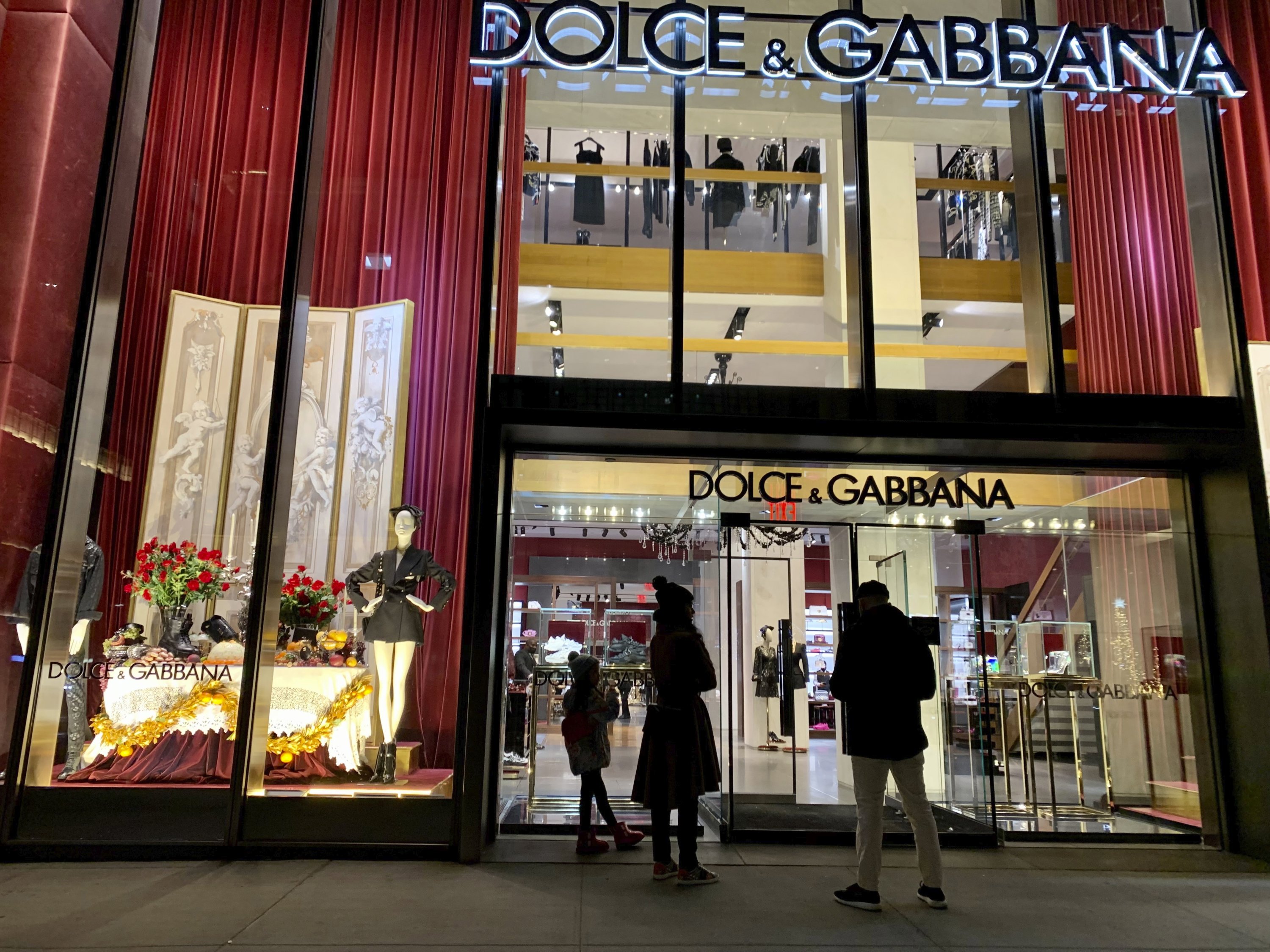 Arriba 57+ imagen dolce gabbana new york store - Abzlocal.mx