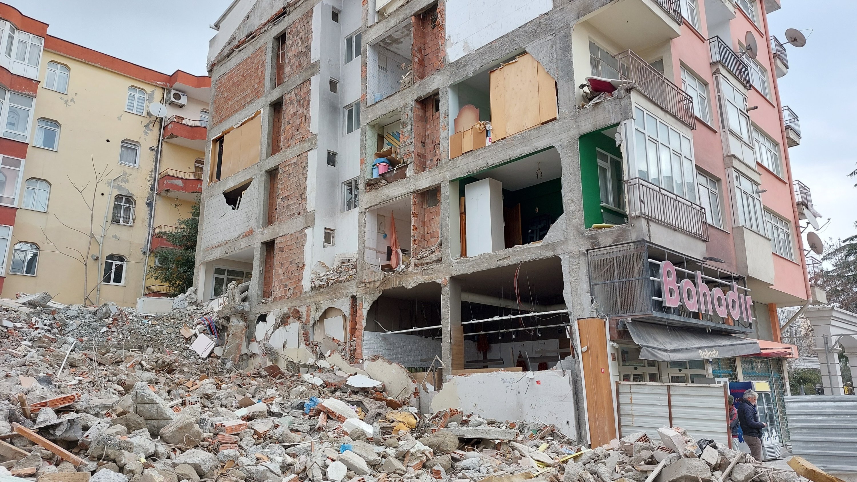 Demolition reveals wall ‘theft’ in Istanbul’s Avcılar | Daily Sabah