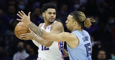 Philadelphia 76ers' Tobias Harris (L) is guarded by Memphis Grizzlies' Brandon Clarke during an NBA game, Philadelphia, Pennsylvania, U.S., Jan. 31, 2022. (AFP Photo)