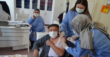 An elderly man gets vaccinated against COVID-19 at a clinic in Aksaray, central Turkey, Jan. 31, 2022. (DHA PHOTO)