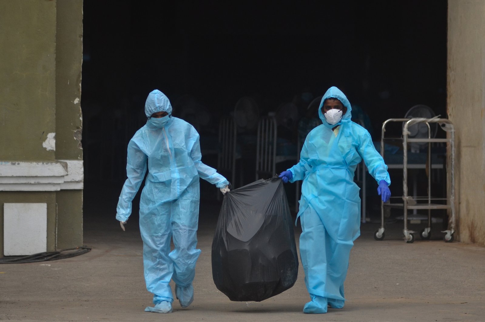  Indian health workers carry the medical waste for disposal at the Chennai Trade Centre (CTC) which is converted into a makeshift COVID-19 care facility for coronavirus patients, Chennai, India, Jan. 16, 2022. (EPA Photo) 