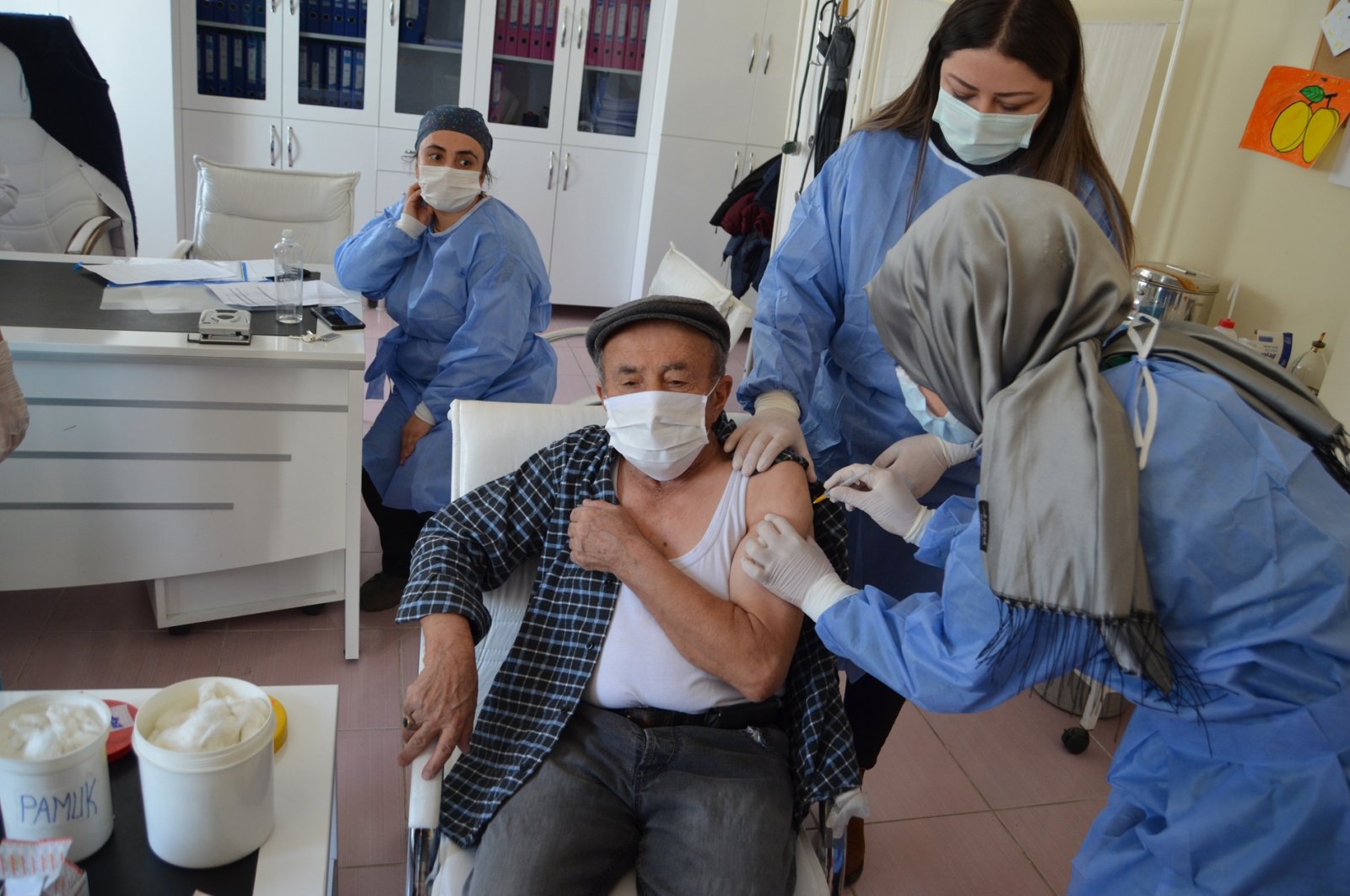 An elderly man gets vaccinated against COVID-19 at a clinic in Aksaray, central Turkey, Jan. 31, 2022. (DHA PHOTO)
