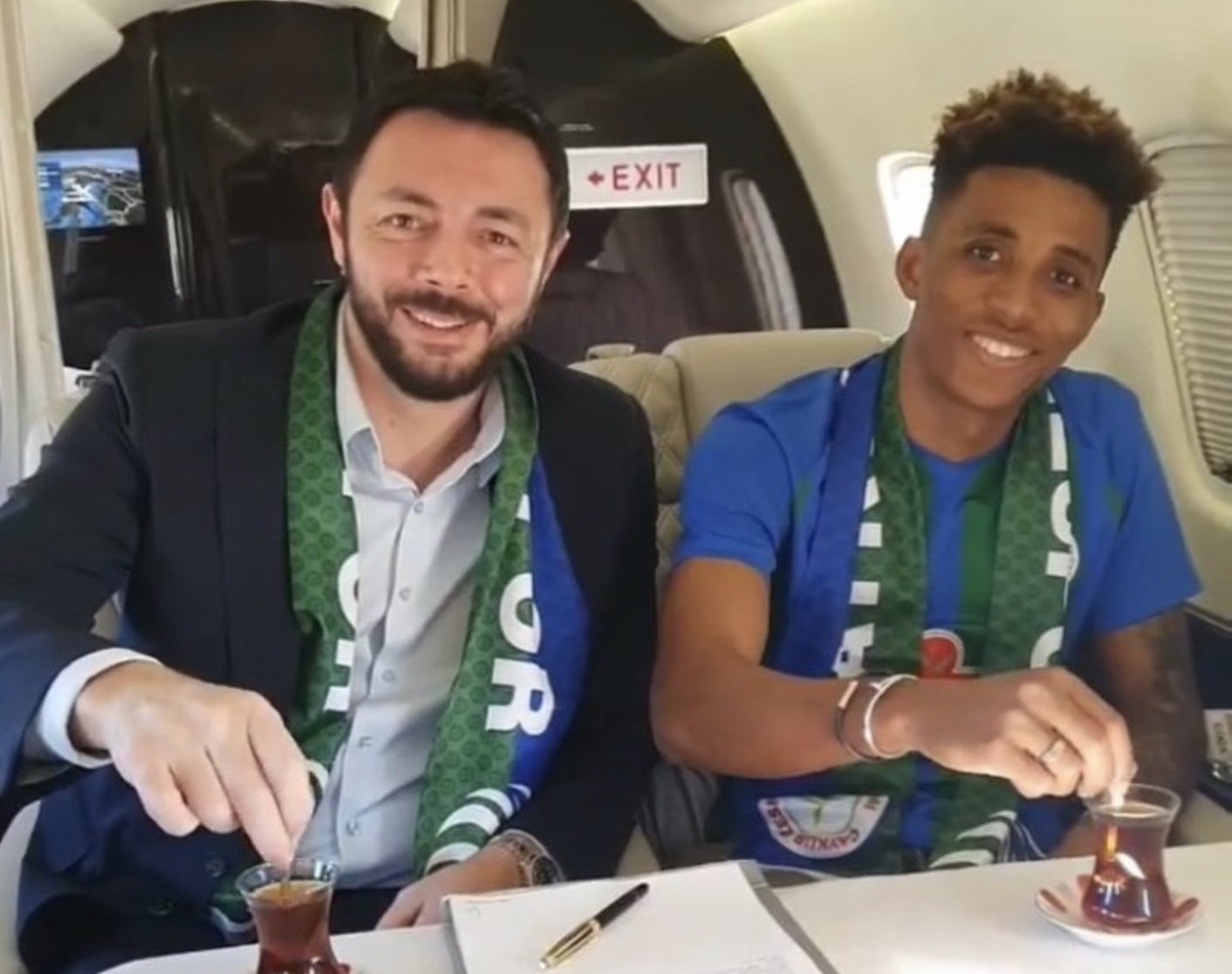 Gedson Fernandes (R) poses for a photo with a Çaykur Rizespor official on the private jet en route to Istanbul on Feb. 2, 2022. (Photo taken from caykurrizesporas / Instagram)