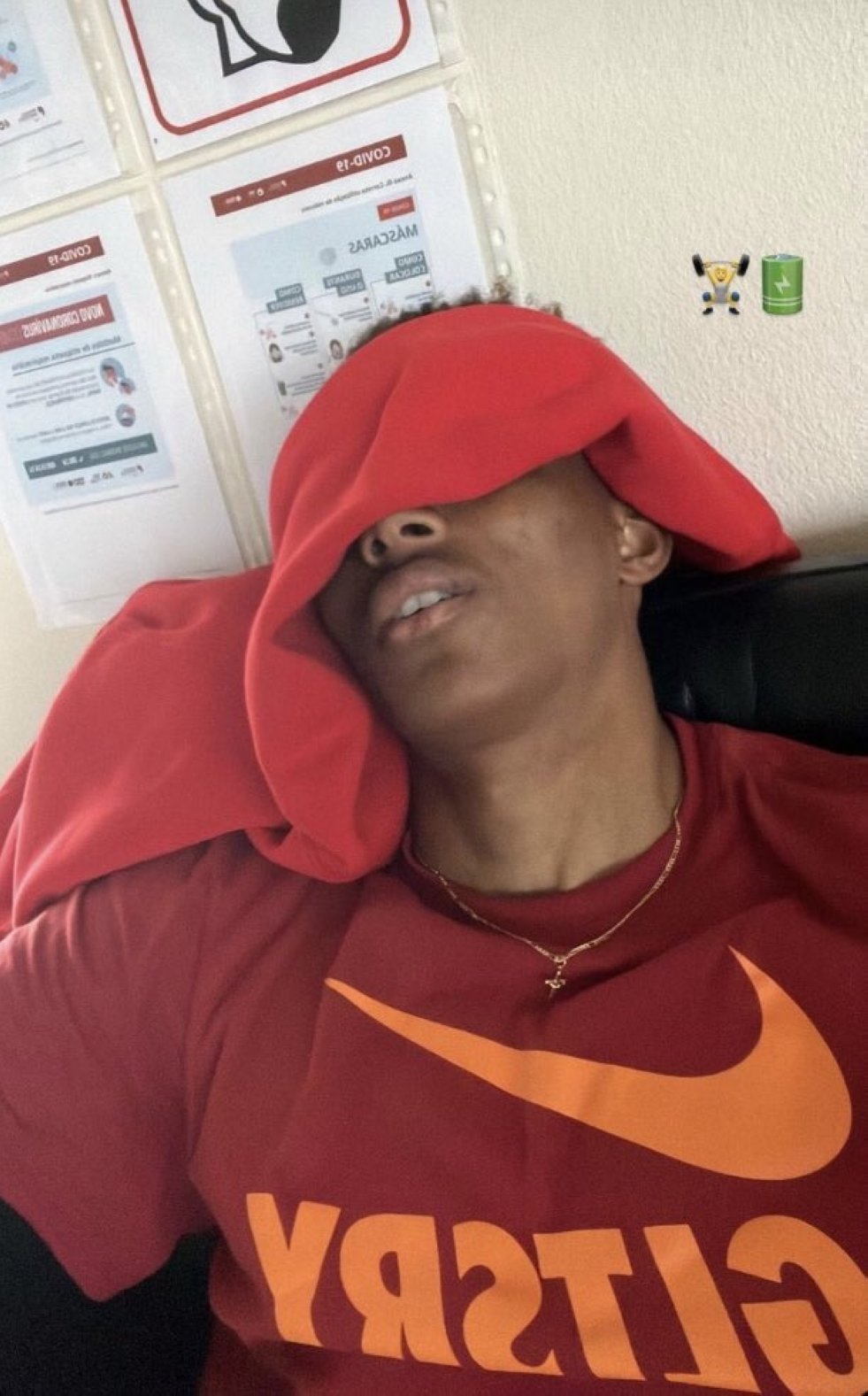 A tired Gedson Fernandes wearing the Galatasaray colors after training in this Instagram story he shared recently (Photo taken from gedson_83 / Instagram)