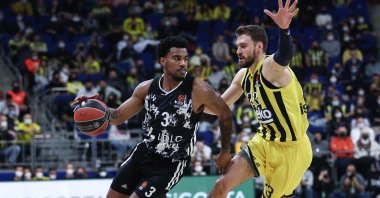 Fenerbahçe's Marko Guduric (R) in action against ASVEL Villeurbanne's Chris Jones (L) during a THY EuroLeague match, Istanbul, Turkey, Feb. 1, 2022. (EPA Photo)