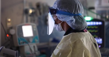 Respiratory therapist Annette Johnson checks on a COVID-19 patient in the ICU at Rush University Medical Center in Chicago, Illinois, U.S., Jan. 31, 2022. (Getty Images/AFP Photo)