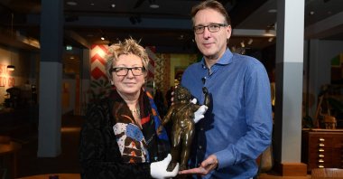 Dutch art detective Arthur Brand (R) hands over the retrieved Roman statue of Dionysus to Catherine Monnet (L), director of the French museum of Pays Chatillonais, in Amsterdam, The Netherlands, Jan. 31, 2022. (AFP Photo)