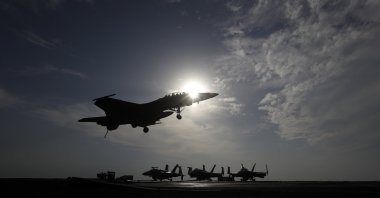 A U.S. Navy fighter jet lands on the deck of the U.S.S. Dwight D. Eisenhower aircraft carrier. The carrier is currently deployed in the Persian Gulf, supporting Operation Inherent Resolve, the military operation against Daesh in Syria and Iraq, Nov. 21, 2016. (AP File Photo)