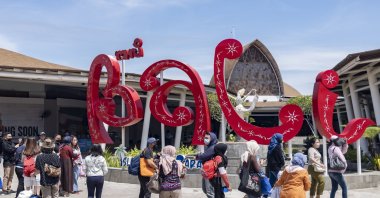 Domestic travelers arrive at Ngurah Rai Airport in Bali, Indonesia, Feb. 1, 2022. (EPA Photo)