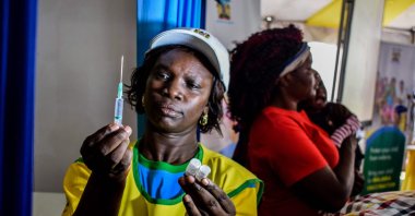 A health worker prepares a vaccine during the launch of the Malaria vaccine in Kenya's lakeside town of Ndhiwa, Homabay County, western Kenya, Sept. 13, 2019. (AFP Photo)