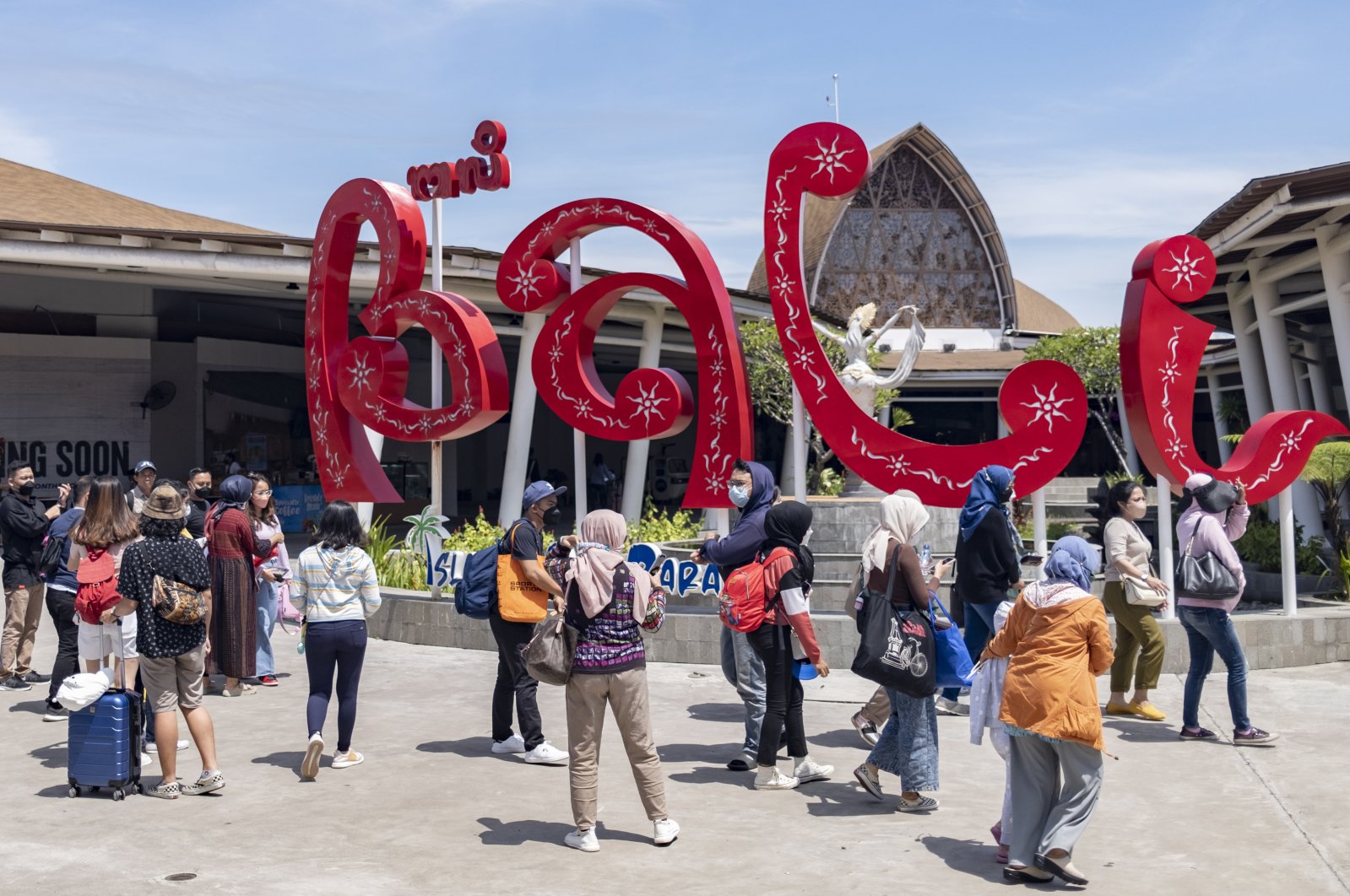 Domestic travelers arrive at Ngurah Rai Airport in Bali, Indonesia, Feb. 1, 2022. (EPA Photo)
