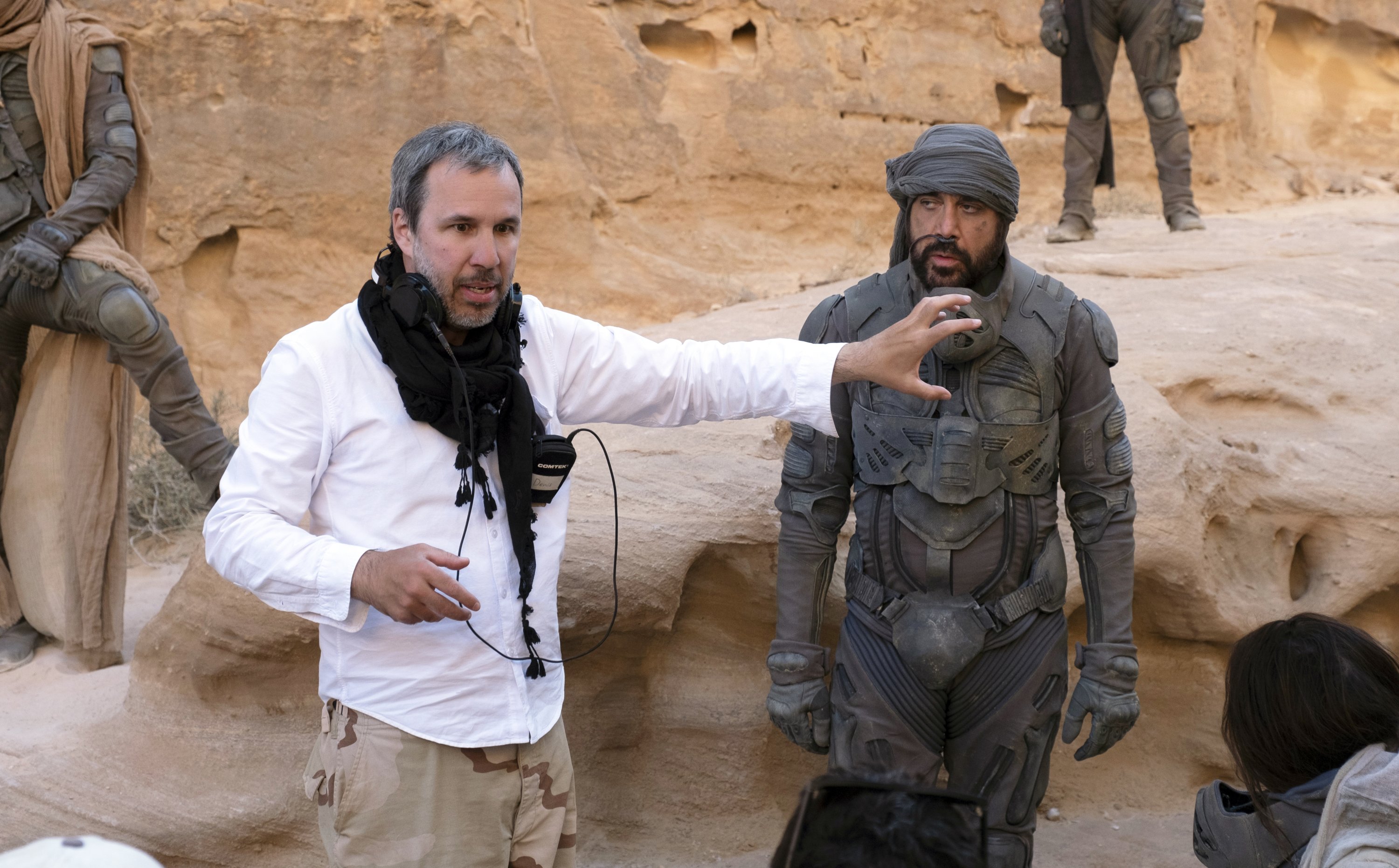 Gambar yang dirilis oleh Warner Bros. Entertainment ini menunjukkan pembuat film Denis Villeneuve (kiri) dan aktor Javier Bardem di lokasi syuting 